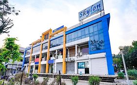 Fabhotel Skylon, Near Mahatma Mandir
